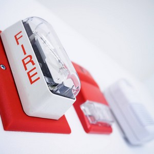 Conserto em sistemas de alarme de incêndio ul fm